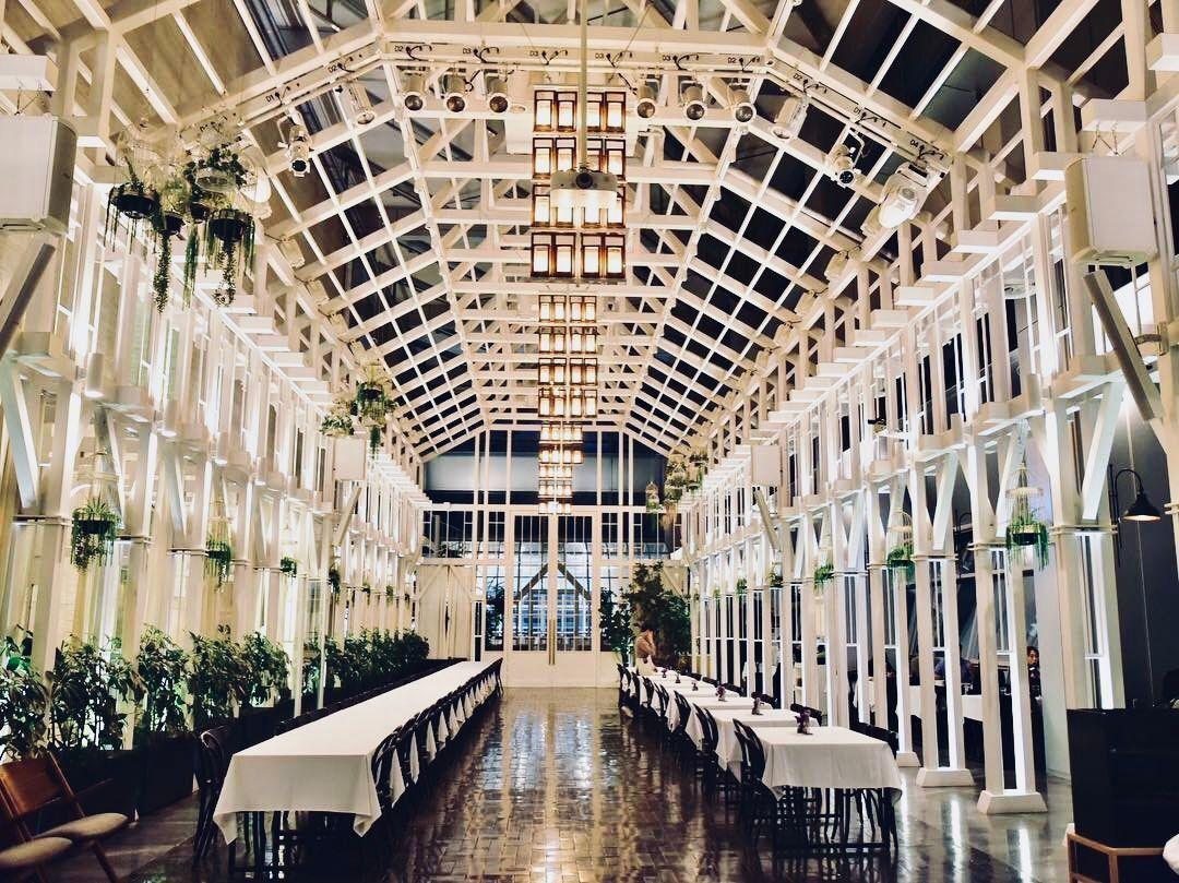 位于汝怡岛IFC Mall内的著名约会餐厅，室内环境明亮，适合情侣前来庆祝特别时刻。